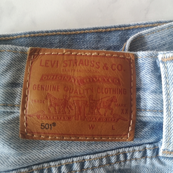 Levi's 501 Shorts - Picture 2 of 5